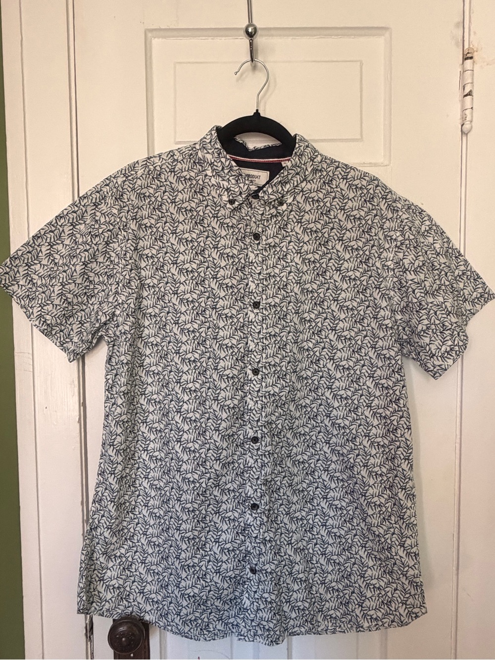 Produkt - NWT- Casual Short-Sleeve Button-Down Shirt in White & Navy Leaf Print